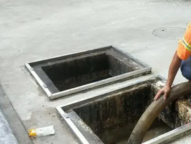 象湖化粪池清理