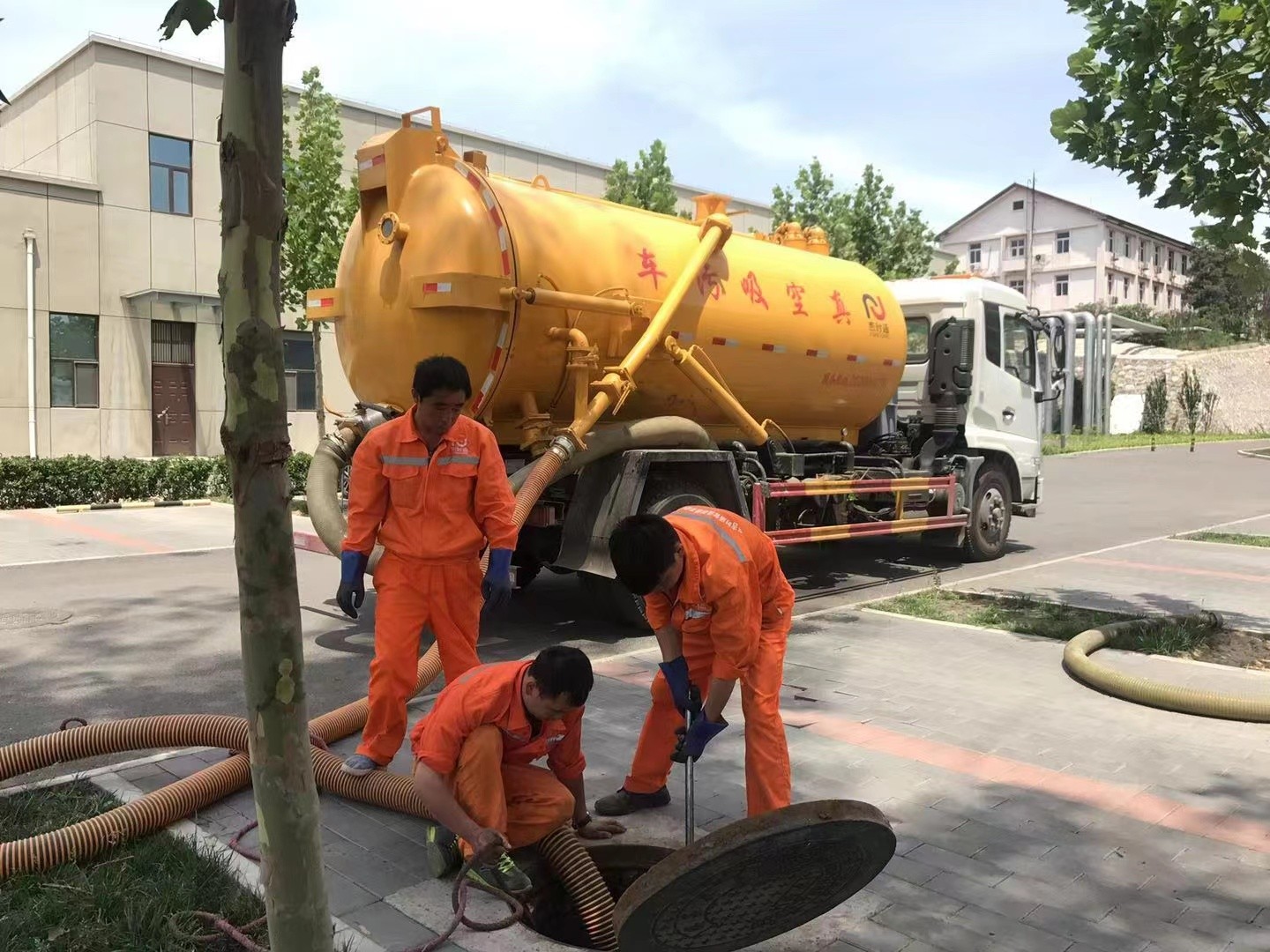 象湖管道疏通车停在窨井附近