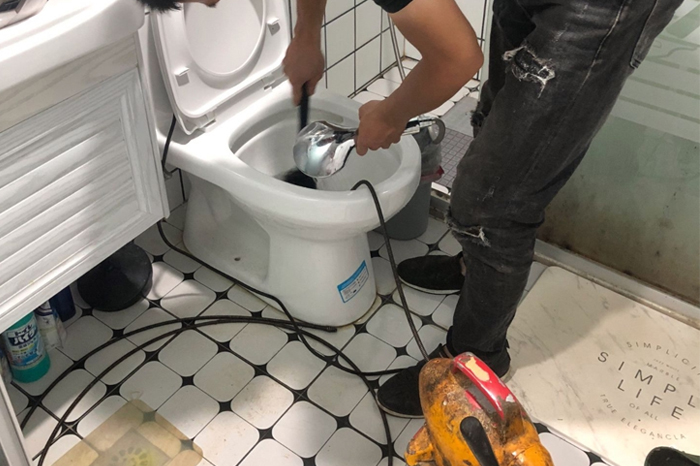 象湖马桶堵塞自己疏通还是找师傅？专业上门服务让你省时更省心